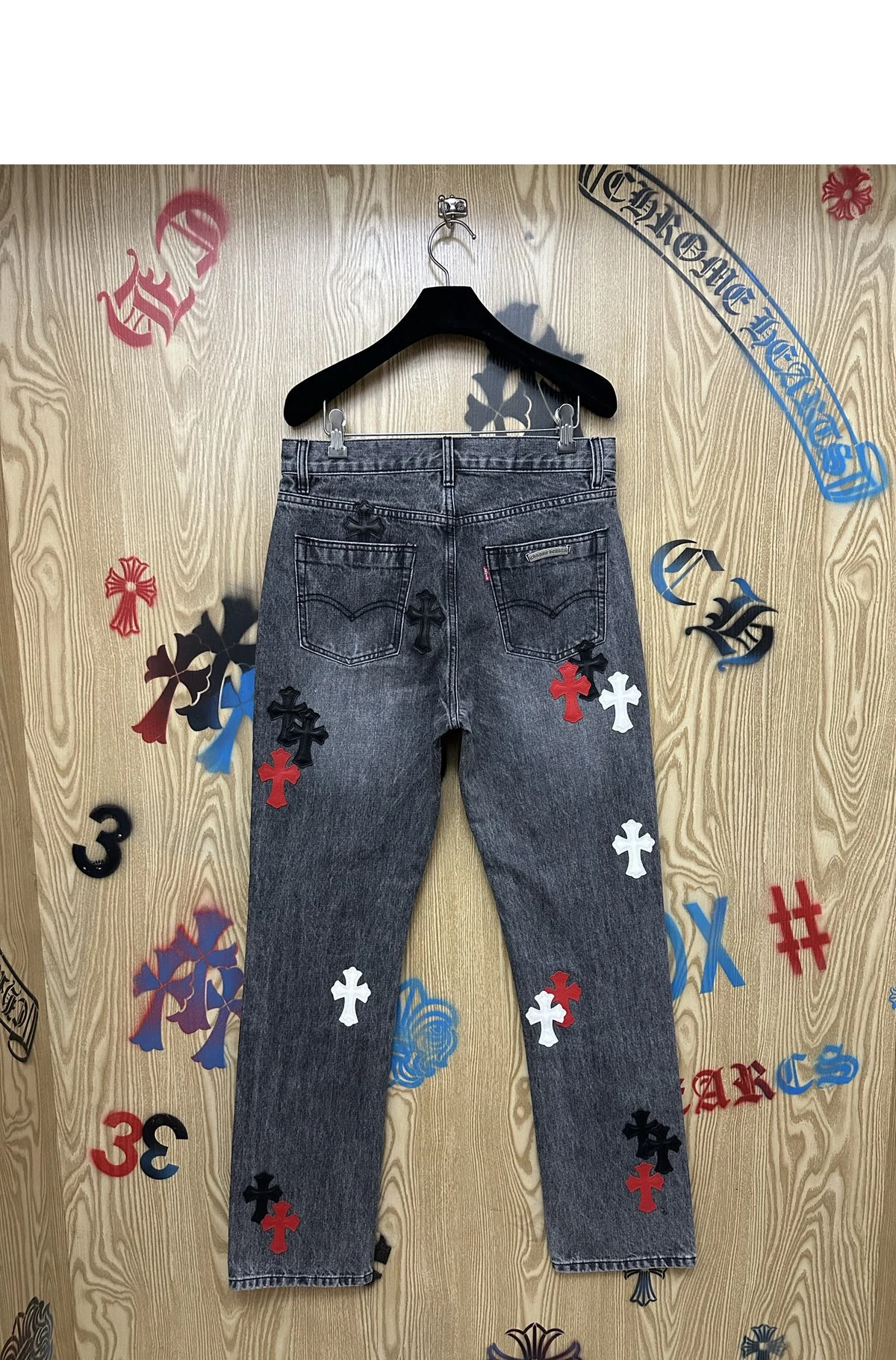 [Chrome Hearts] 크롬하츠 멀티 컬러 레더 크로스 패치 디스트레스드 데님 팬츠 블랙 워시드