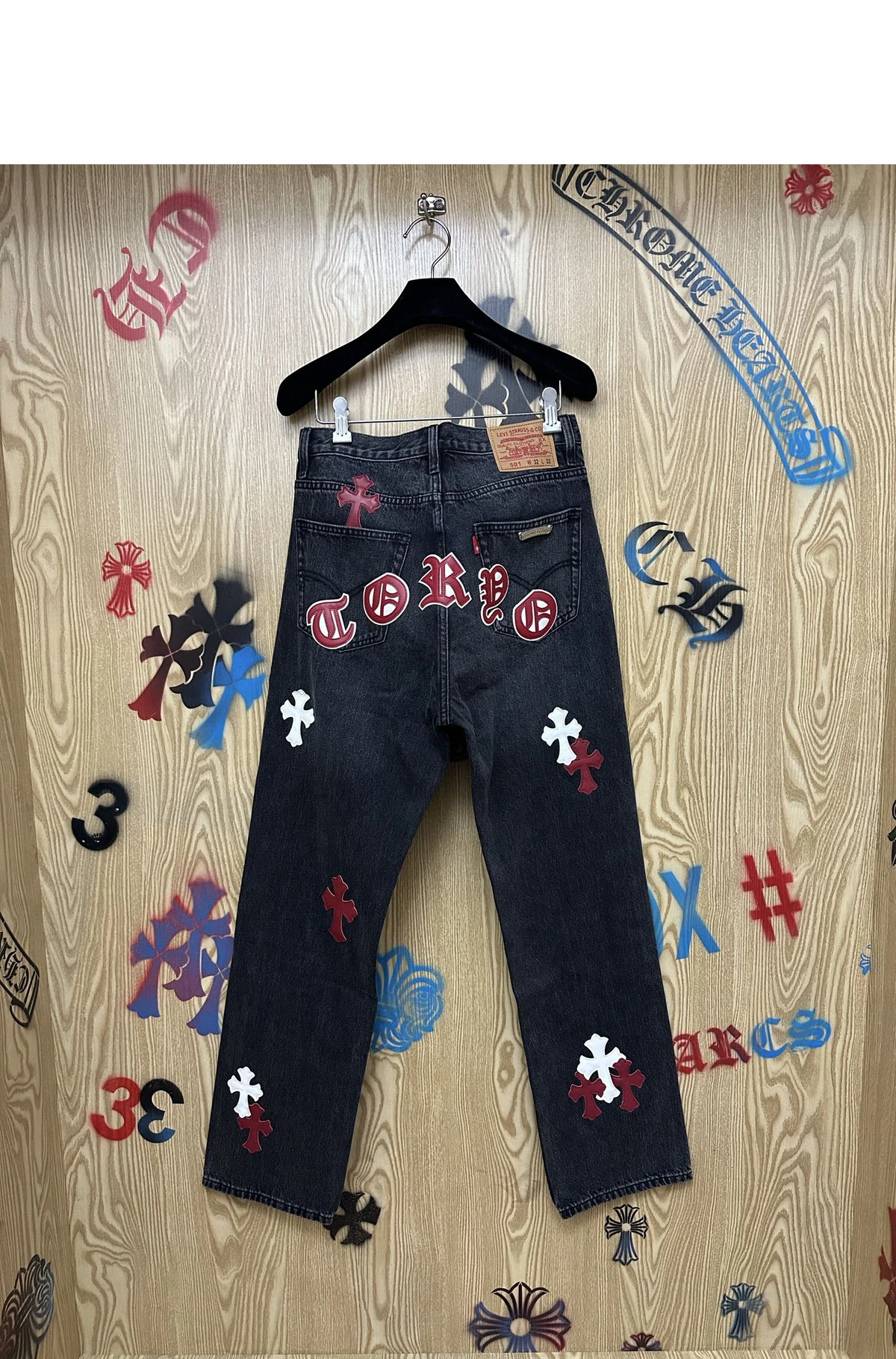 [Chrome Hearts] 크롬하츠 멀티 컬러 레더 크로스 & 도쿄 레터링 패치 데님 팬츠 블랙