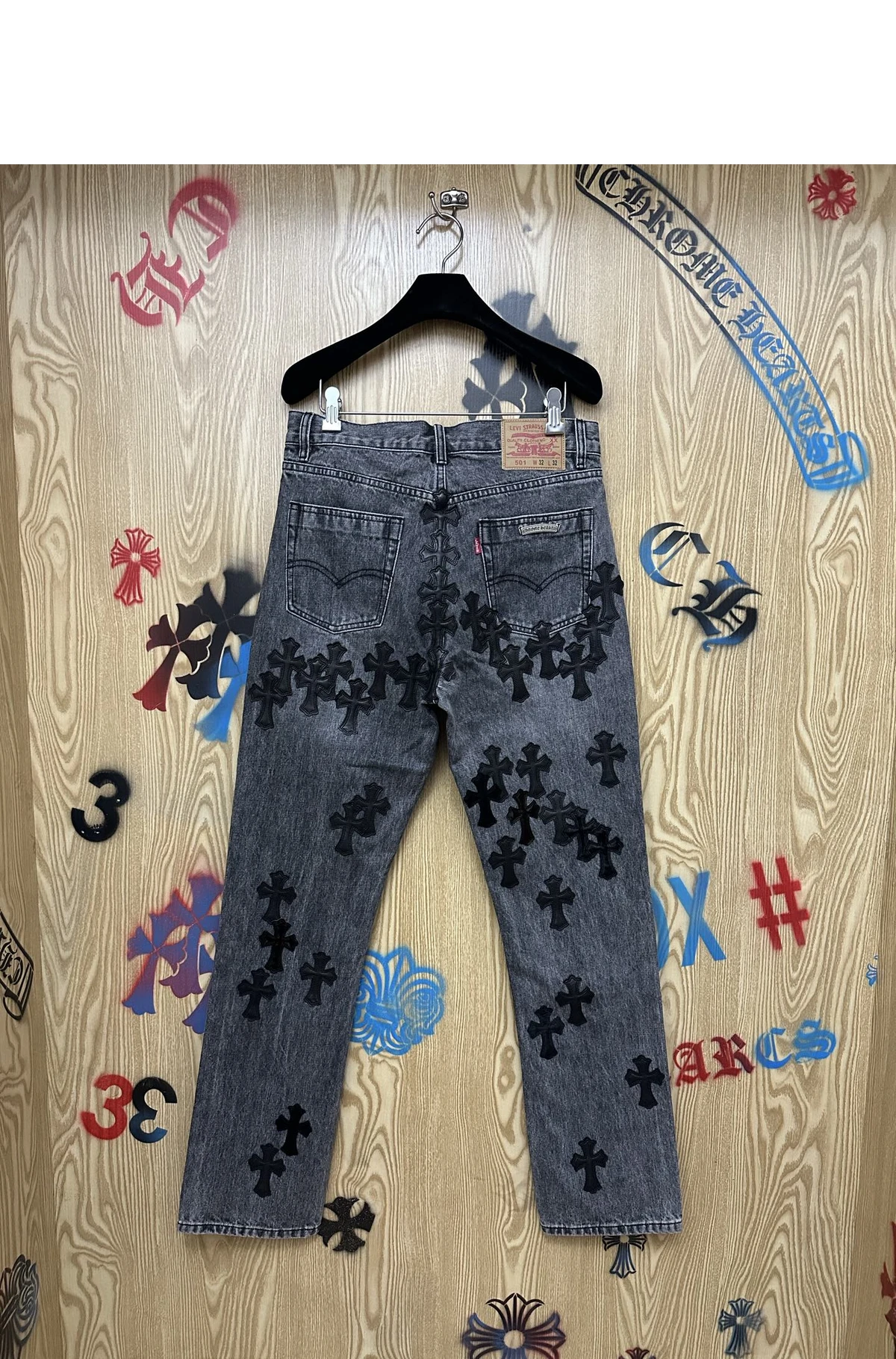 [Chrome Hearts] 크롬하츠 블랙 레더 세메터리 크로스 패치 디스트레스드 데님 팬츠 블랙 워시드