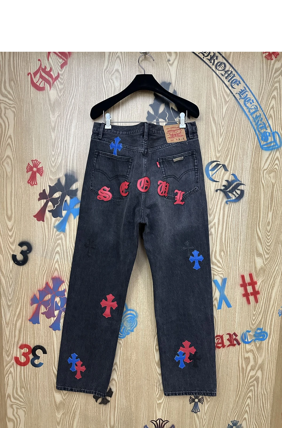 [Chrome Hearts] 크롬하츠 멀티 컬러 레더 크로스 & 서울 레터링 패치 데님 팬츠 블랙 워시드