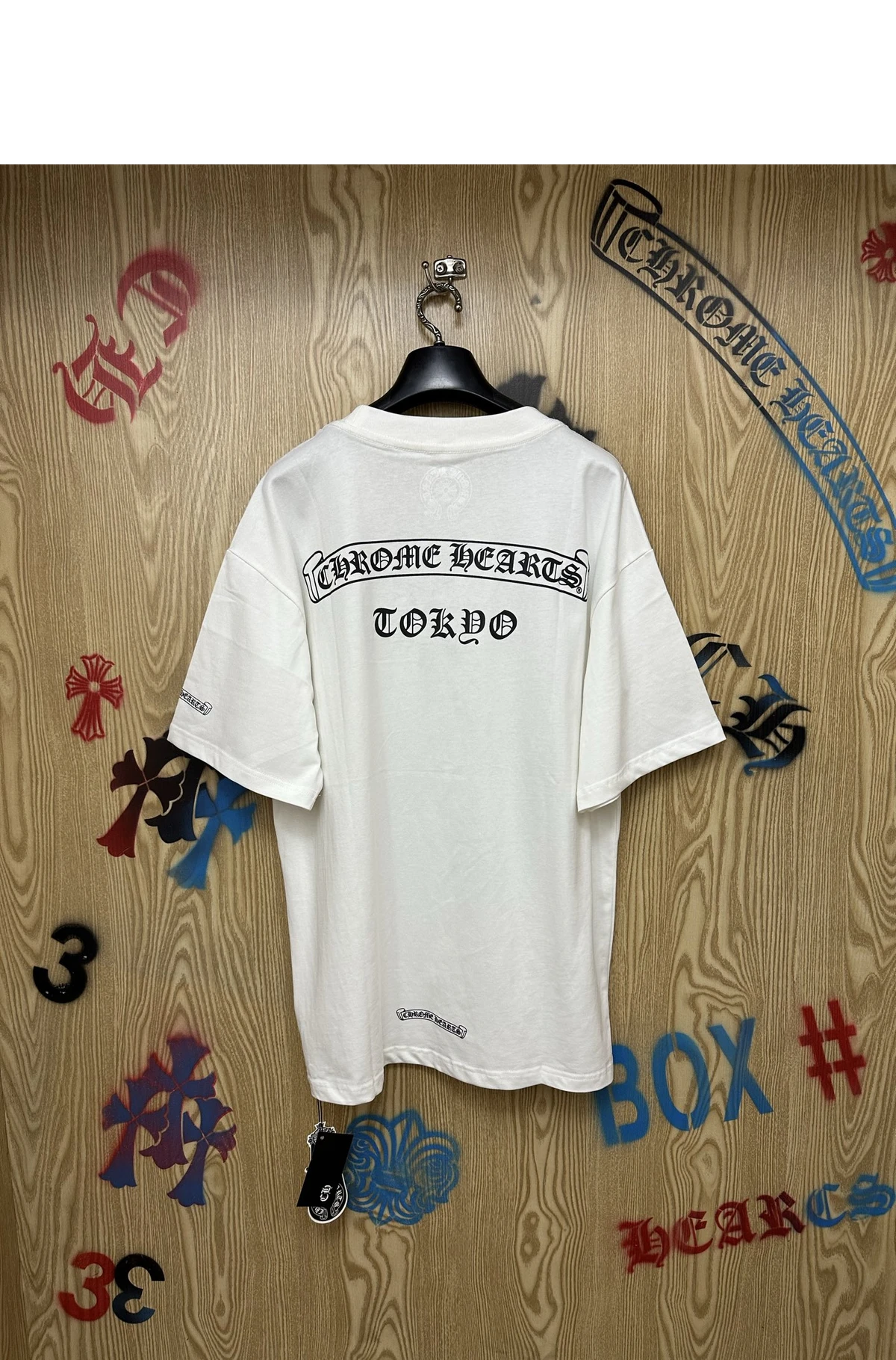 [Chrome Hearts] 크롬하츠 스크롤 & 도쿄 레터링 포켓 쇼트슬리브 티셔츠 화이트