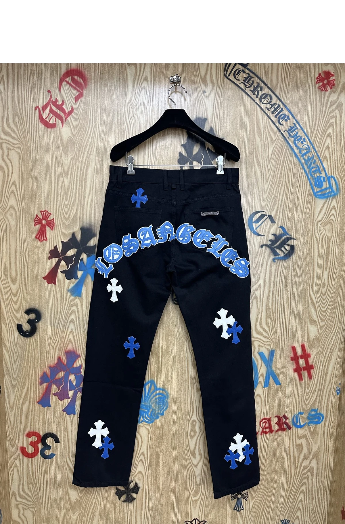 [Chrome Hearts] 크롬하츠 멀티 컬러 레더 크로스 & 로스앤젤레스 레터링 패치 데님 팬츠 블랙