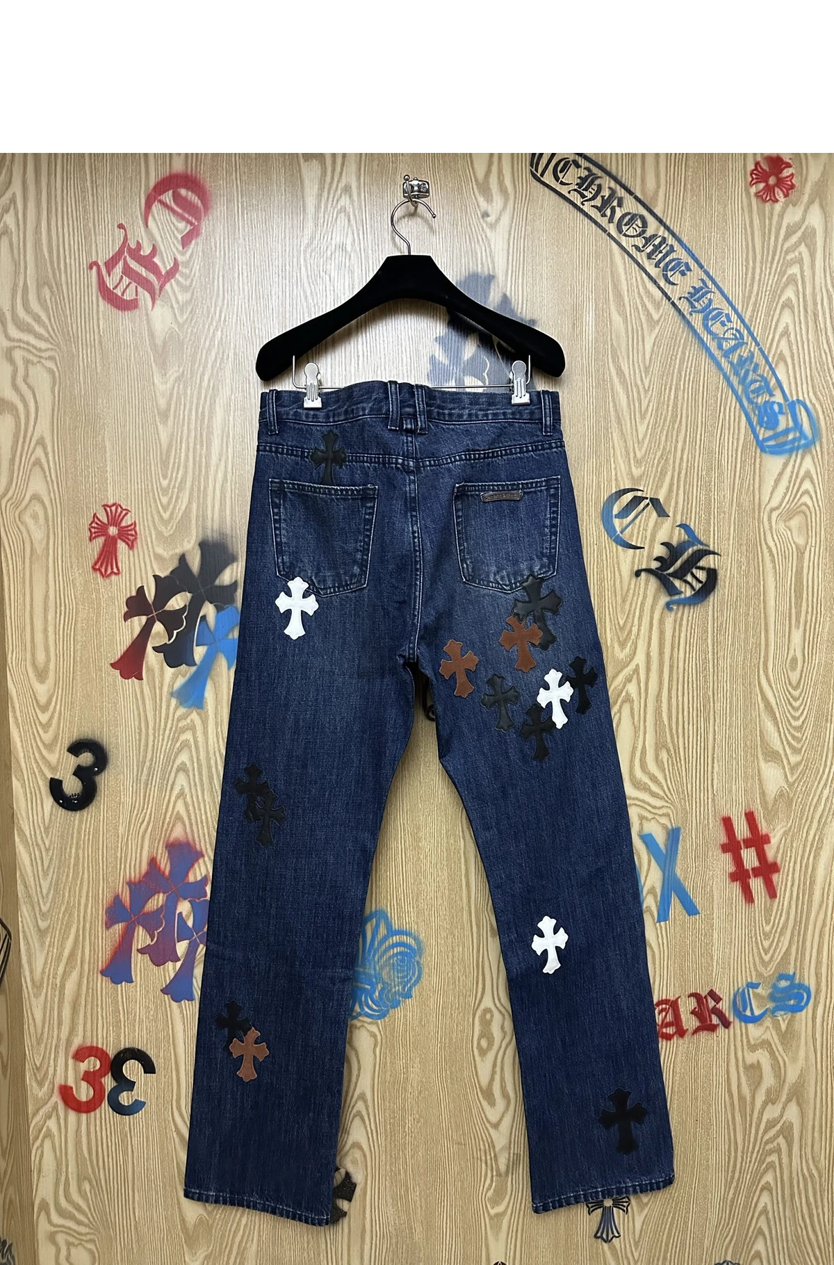[Chrome Hearts] 크롬하츠 멀티 컬러 레더 크로스 패치 더블니 데님 팬츠 인디고