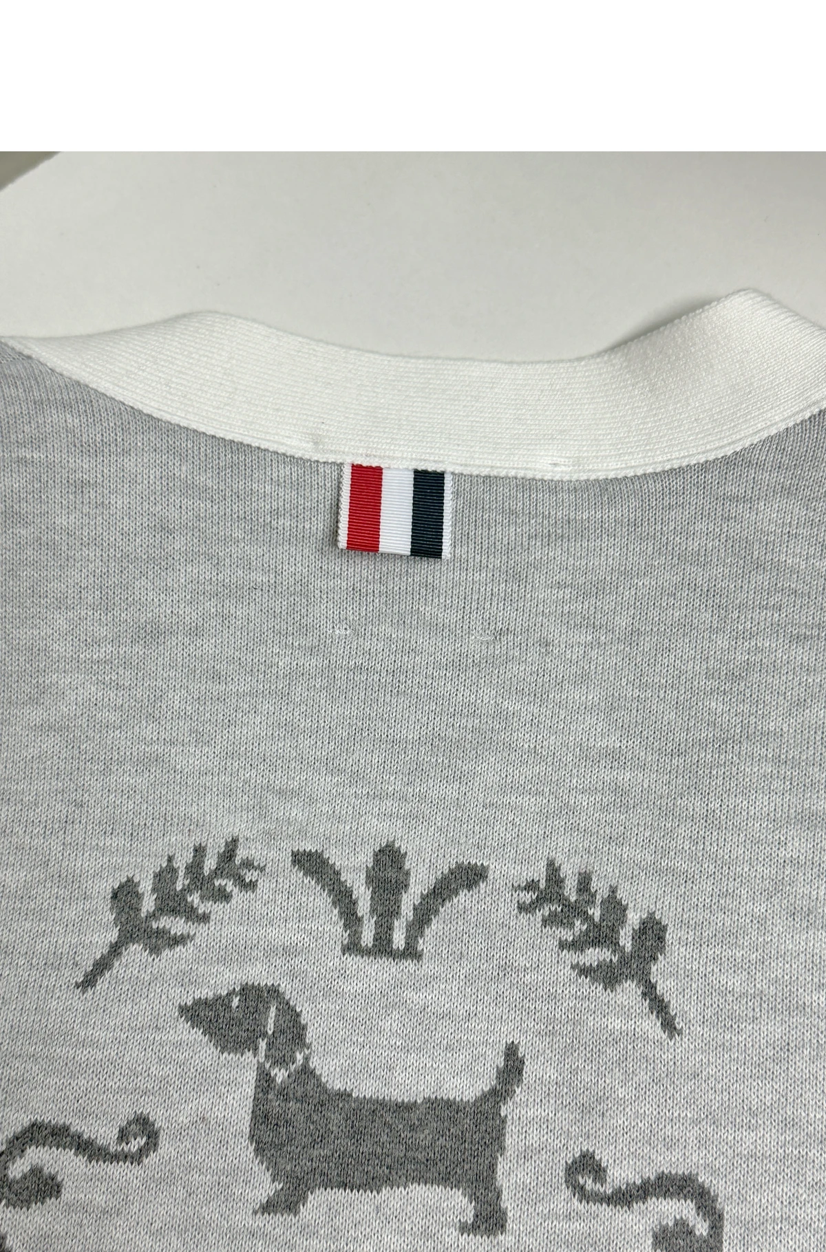 [THOM BROWNE] 톰브라운 헥터 크레스트 인타르시아 자카드 4-바 가디건 페일 그레이