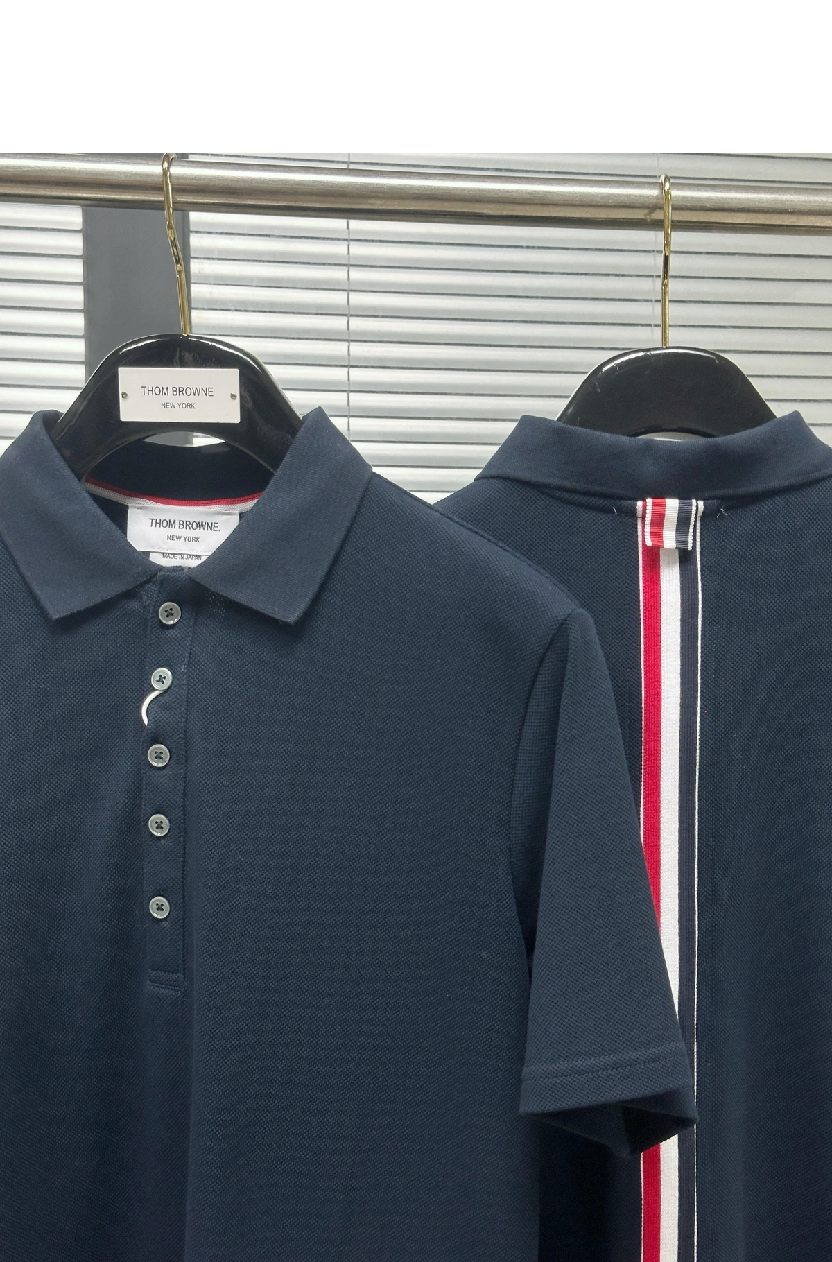 [THOM BROWNE] 톰브라운 코튼 피케 센터백 스트라이프 폴로 네이비