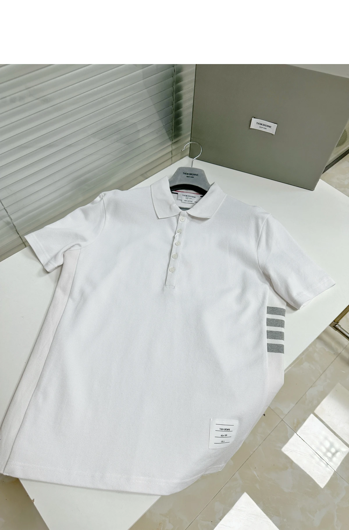 [THOM BROWNE] 톰브라운 코튼 피케 센터백 스트라이프 릴렉스 핏 5-버튼 쇼트슬리브 폴로 화이트