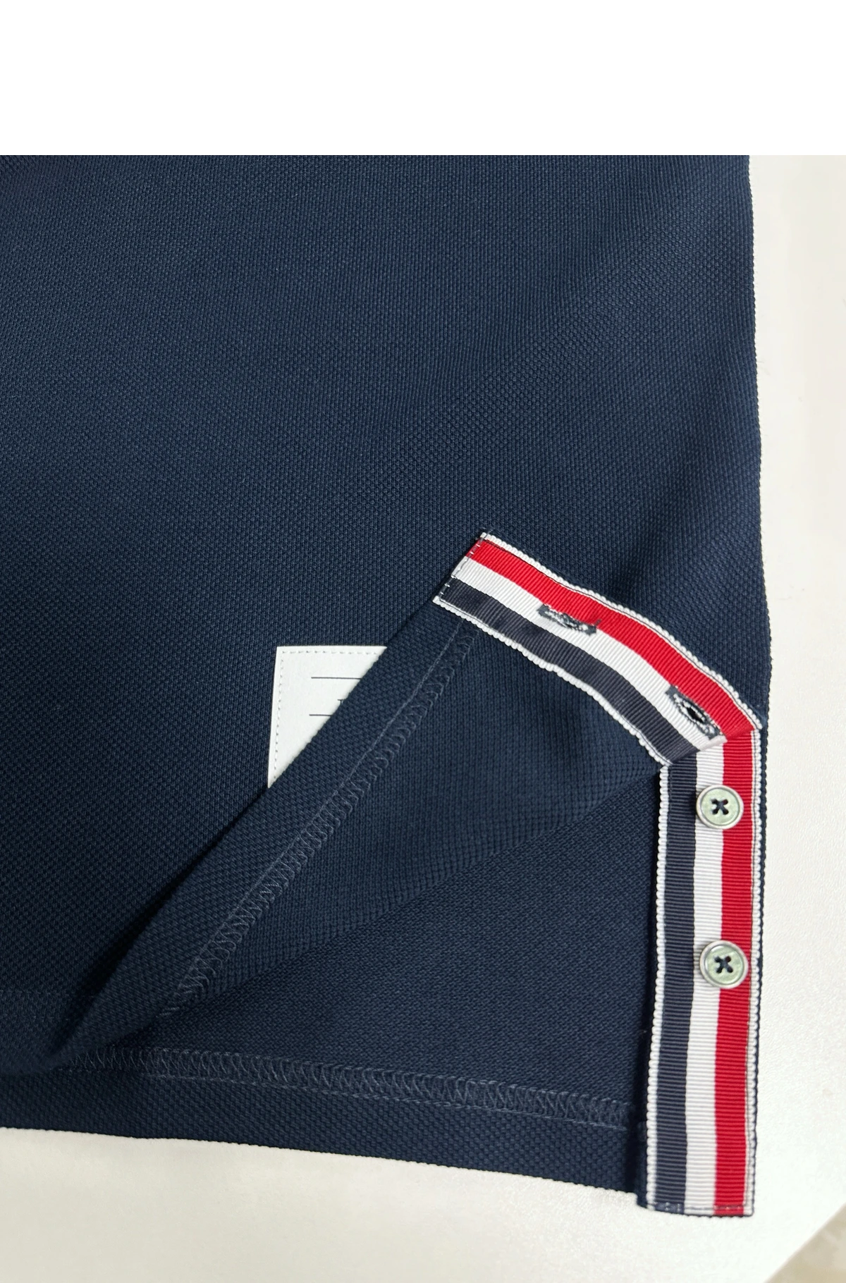 [THOM BROWNE] 톰브라운 RWB 팁 디테일 릴렉스 핏 5-버튼 코튼 피케 쇼트슬리브 폴로 네이비