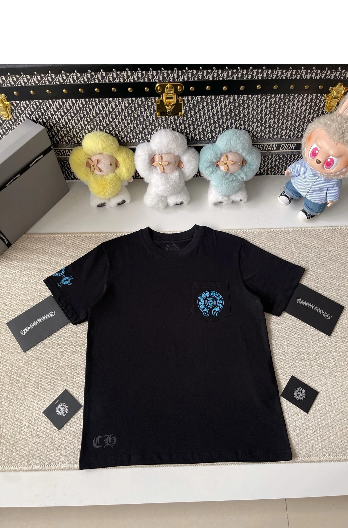 [CHROME HEARTS] 크롬하츠 트리플 크로스 백 로고 체스트 포켓 코튼 저지 크루넥 쇼트 슬리브 티셔츠 블랙 티파니 블루