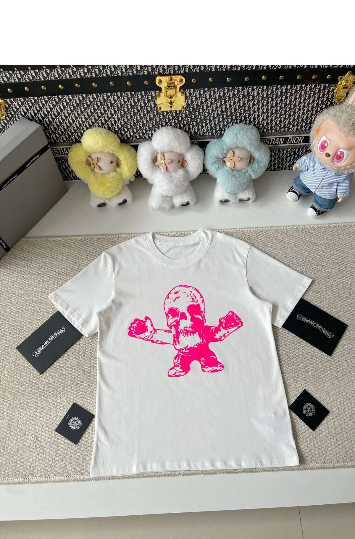[CHROME HEARTS] 크롬하츠 포티 자비스 스컬 백 스크롤 로고 코튼 저지 크루넥 쇼트 슬리브 티셔츠 화이트 핑크