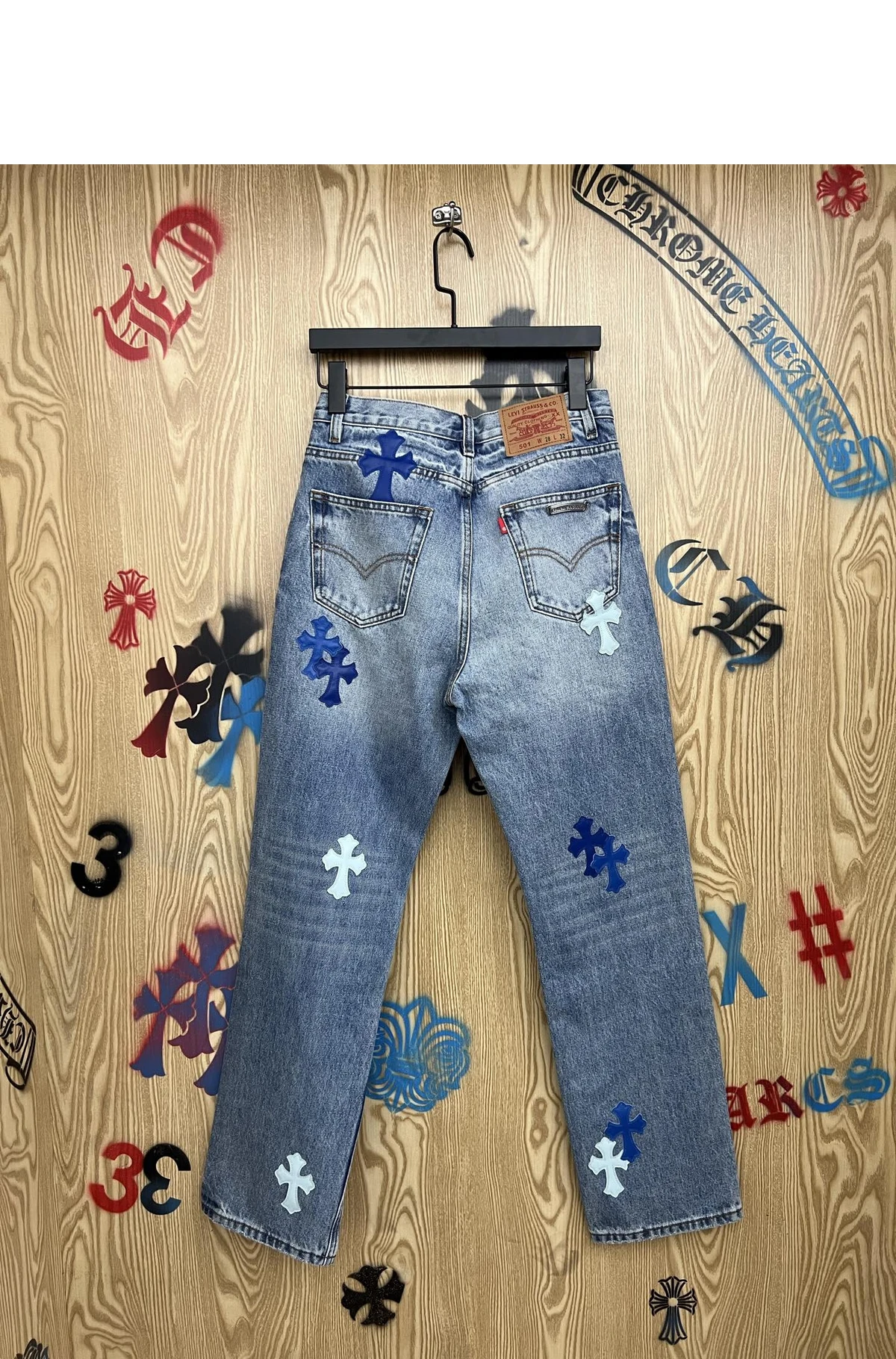 [Chrome Hearts] 크롬하츠 멀티 컬러 크로스 레더 패치 리바이스 커스텀 스트레이트 레그 데님 진 인디고 블루