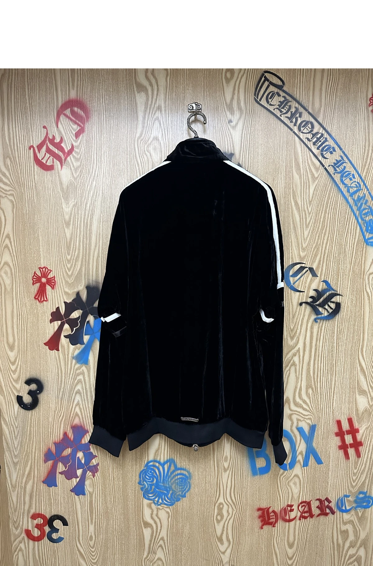 [Chrome Hearts] 크롬하츠 스크롤 라벨 레더 패치 디테일 집업 벨벳 트랙 자켓 블랙
