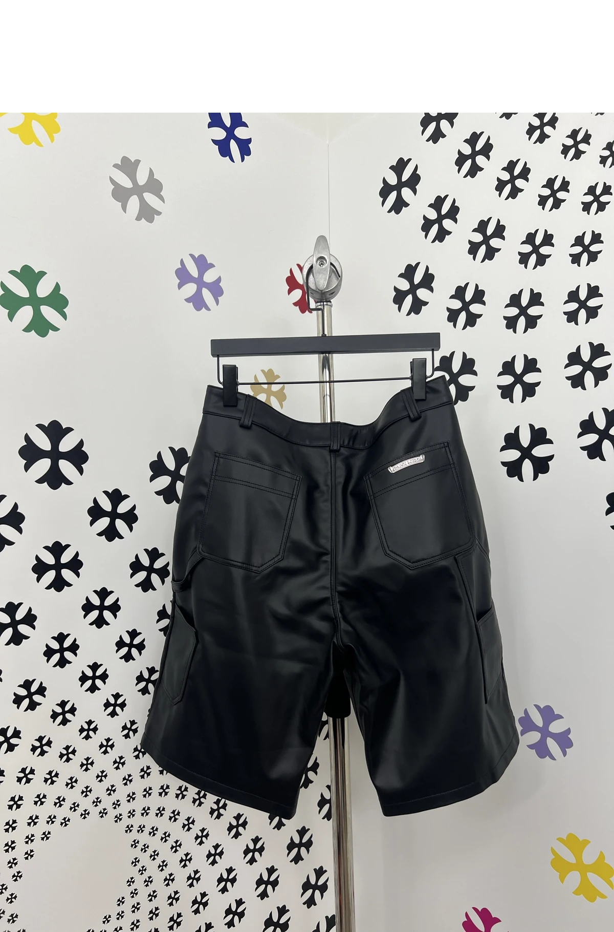 [Chrome Hearts] 크롬하츠 플뢰르 드 리스 레더 스티치 파이핑 디테일 카펜터 레더 버뮤다 쇼츠 블랙