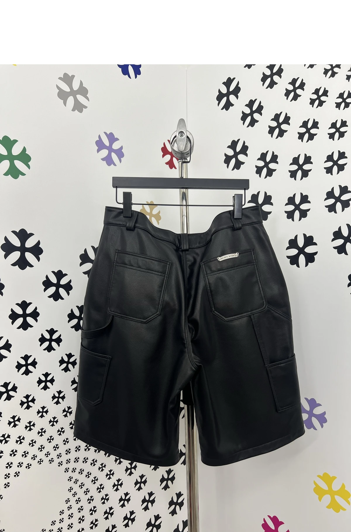 [Chrome Hearts] 크롬하츠 플뢰르 드 리스 레더 스티치 네온 그린 파이핑 디테일 카펜터 레더 버뮤다 쇼츠 블랙