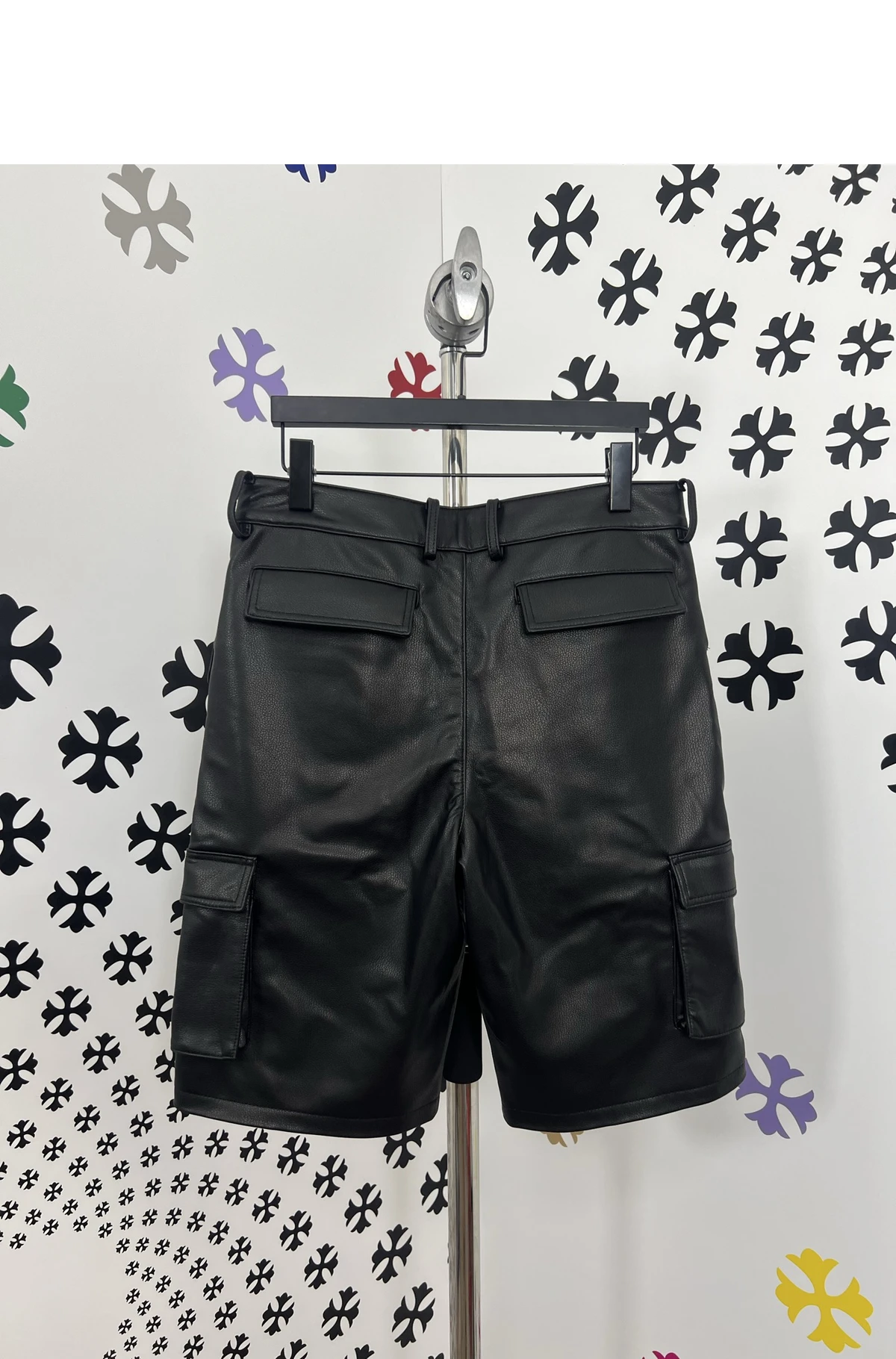 [Chrome Hearts] 크롬하츠 실버 크로스 볼 스냅 버튼 멀티 플랩 카고 레더 버뮤다 쇼츠 블랙