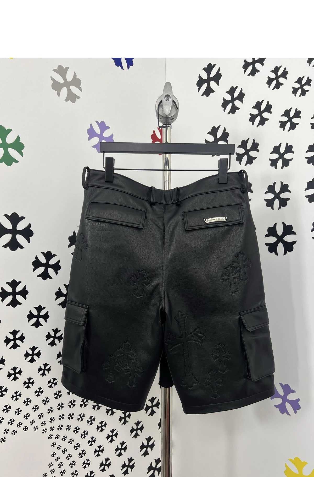 [Chrome Hearts] 크롬하츠 올오버 세메터리 크로스 레더 패치 디테일 멀티 플랩 카고 레더 버뮤다 쇼츠 블랙