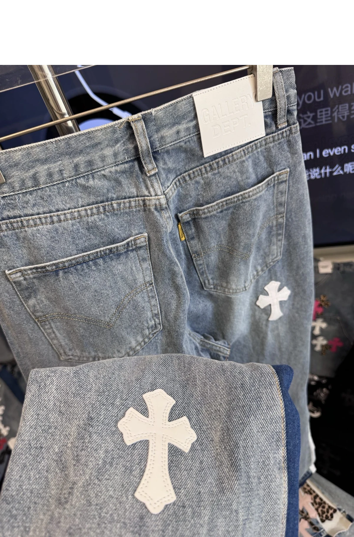 [Chrome Hearts] 크롬하츠 x 갤러리 디파트먼트 화이트 멀티 크로스 레더 패치 디스트레스트 LA 플레어 데님 진 인디고 블루