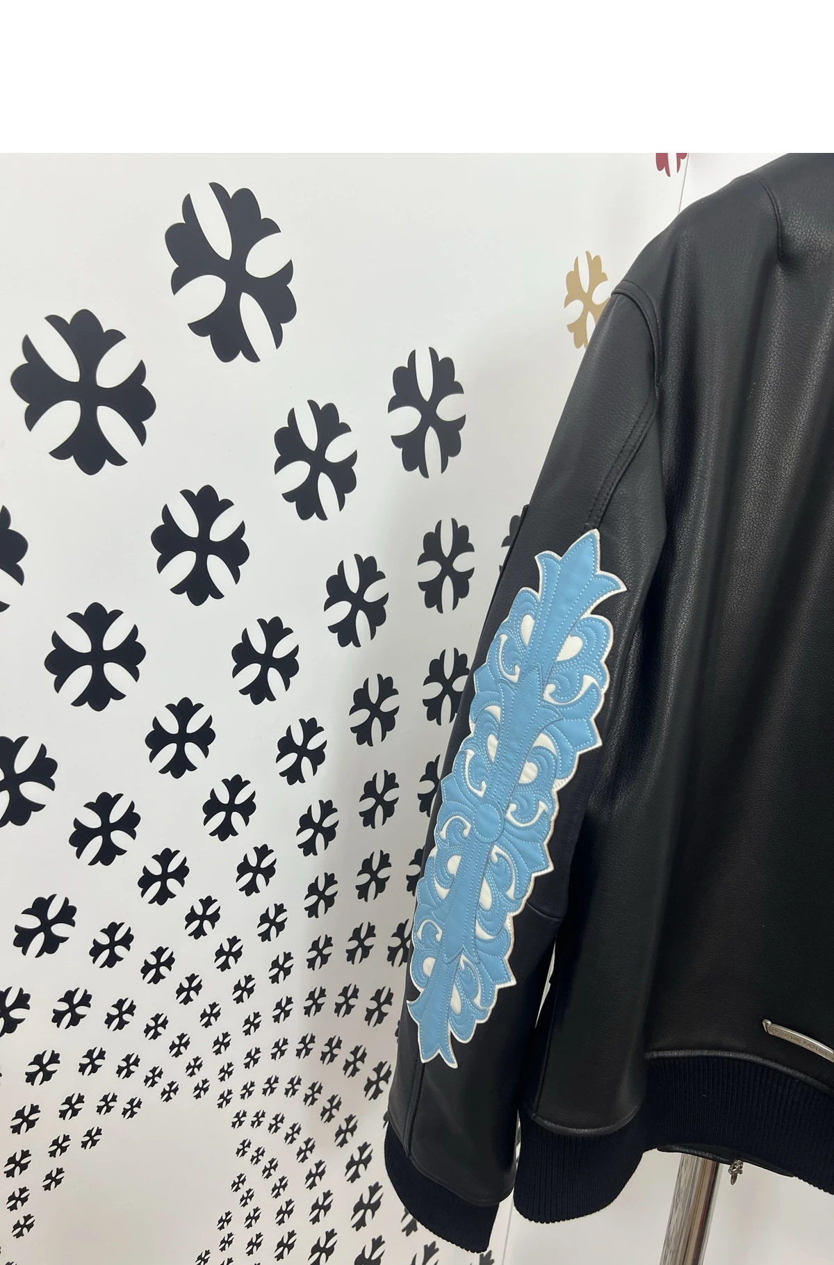 [Chrome Hearts] 크롬하츠 스카이 블루 아라베스크 레더 패치워크 슬리브 레더 MA-1 보머 재킷 블랙