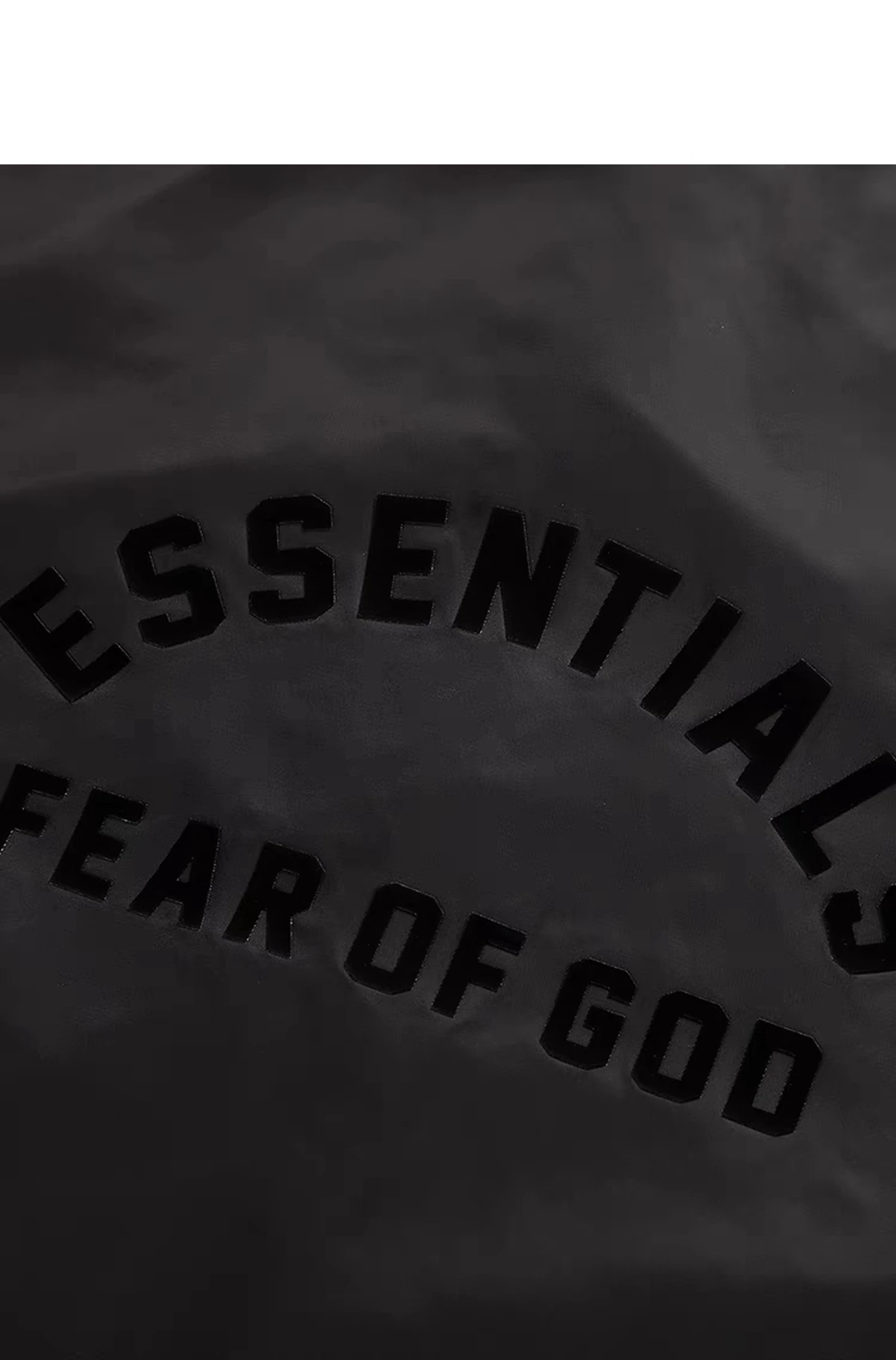 [FEAR OF GOD] 피어오브갓 에센셜 백 로고 나일론 코치 재킷 제트 블랙