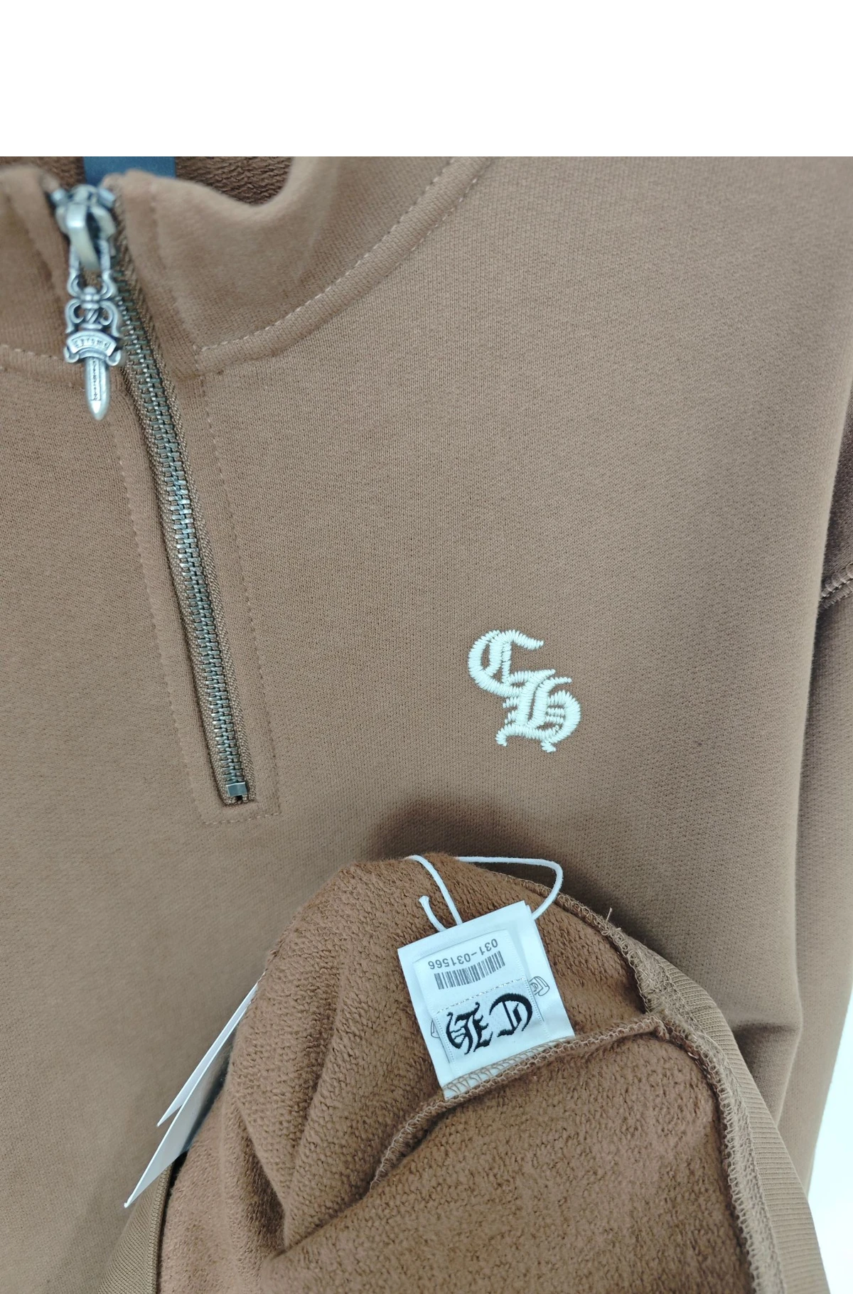 [CHROME HEARTS] 크롬하츠 대거 하프 집 CH 슬리브 레터링 엠브로이더리 스웨트셔츠 브라운